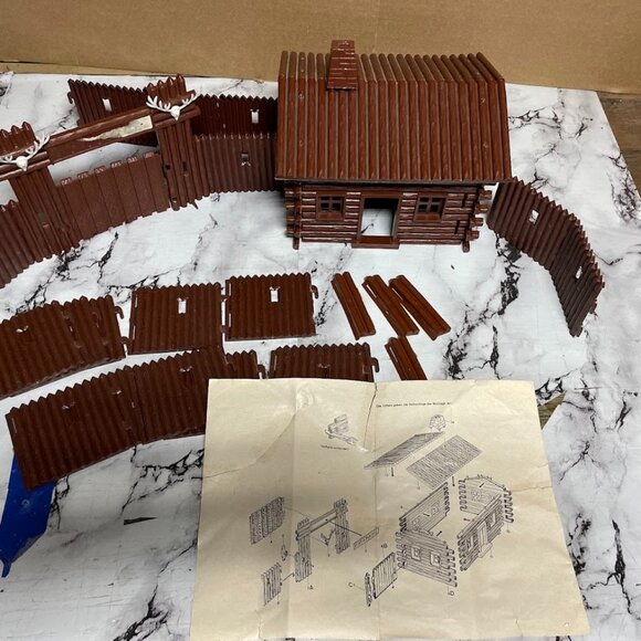 German Plastic Toy Fort Apache Building Set Log Lodge Fence Entry Instructions - Picture 1 of 12